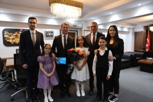 Başkan Çetin, Koltuğu Çocuklara Bıraktı